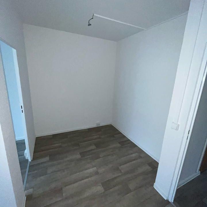 *Frisch sanierte 3-Raum Wohnung mit Dusche und Balkon im 1. Obergeschoss! - Photo 1