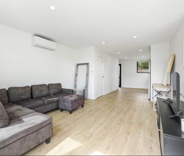 Modern home in prime location! - Photo 1