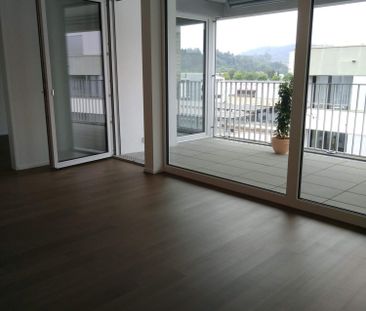 Traumhafte 3.5-Zimmer-Attikawohnung mit grosser Loggia & Terrasse direkt am Bahnhof in Suhr - Foto 4