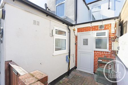 3 bedroom end of terrace house to rent - Photo 2