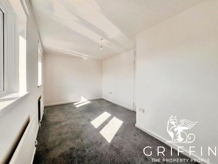 Monarch Close, Tilbury, RM18 - Photo 2
