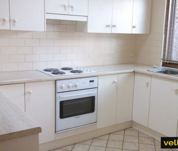 TRENDY 2-BEDROOM HOUSE, BE QUICK, GREAT LOCATION! - Photo 3