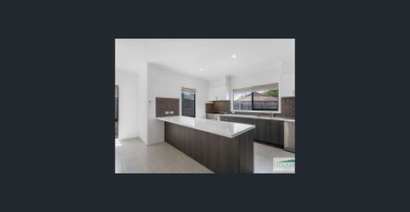 Modern & Stylish Home in Quiet Court Location - Photo 2