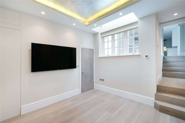 A beautifully refurbished house set well back from Pelham Street with a lovely front garden and stylish contemporary fixtures and fittings, offering space and light throughout. - Photo 1