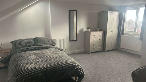 Newly renovated 4 large bedroom house share - Photo 1