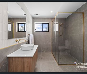 Stylish Kelvin Grove Living with City Views - Photo 6