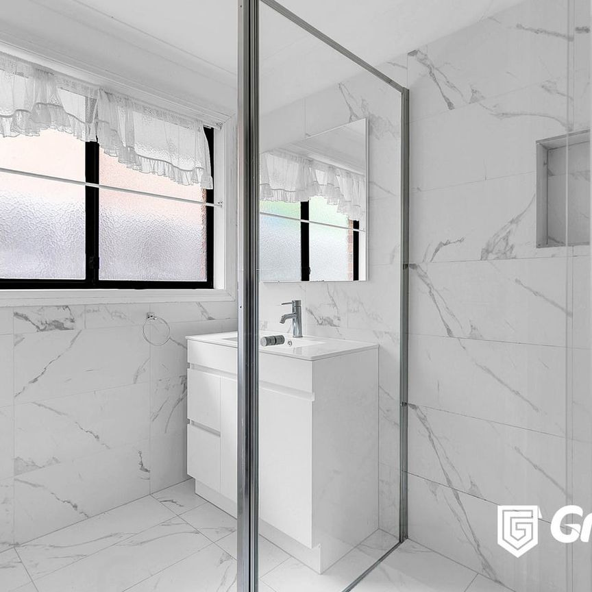 4 BEDROOM HOME IN A CONVENIENT LOCATION IN MILL PARK WITH FURNITURE ! - Photo 1