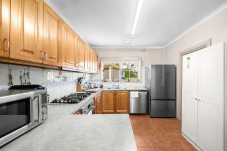 Family Comfort in a Quiet Pocket, Close to Shops & Schools - Photo 5