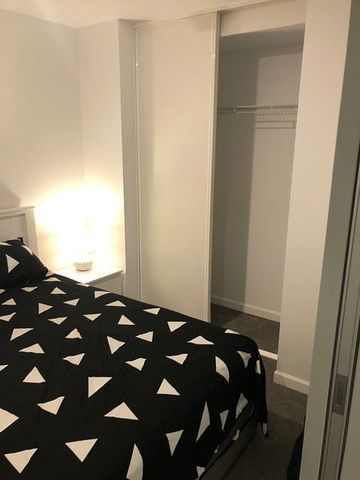 Tidy, newly refurbished 2 bed unit with a pool/gym - Photo 3