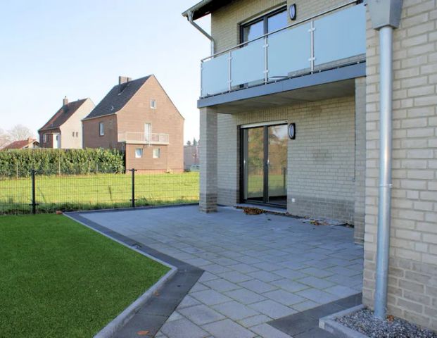 Erdgeschosswohnung mit Einbauküche, Erdwärme und Garten mit unbezahlbarem Blick - Foto 1