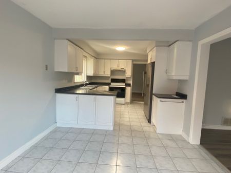 For Lease - 104 Inverhuron Trail, Oakville, Ontario - Photo 3