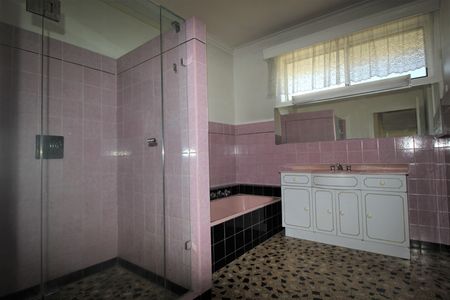 18 Aikman Crescent, Chadstone VIC 3148 - House For Rent | Domain - Photo 4