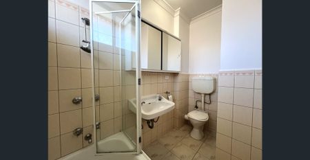 Charming 1 Bedroom Unit in Great Location – Park, Shops & Transport at Your Doorstep! - Freshly painted and carpeted - Photo 2