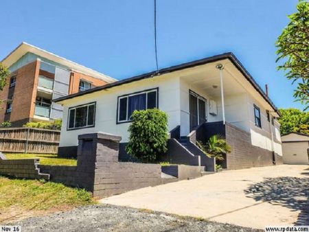 Spacious Family Home in Prime the Entrance Location - Photo 3