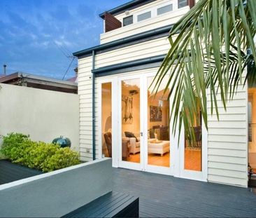 PERIOD PERFECTION IN LIFESTYLE LOCATION! - Photo 3