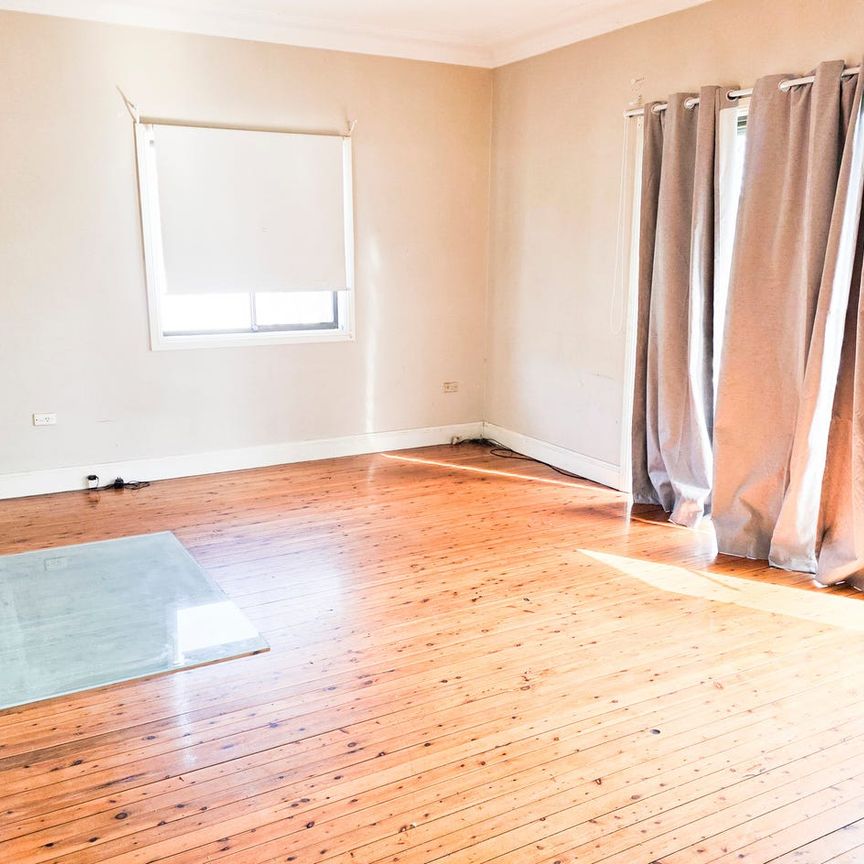 Large home with garage. Close to all amenities! - Photo 1