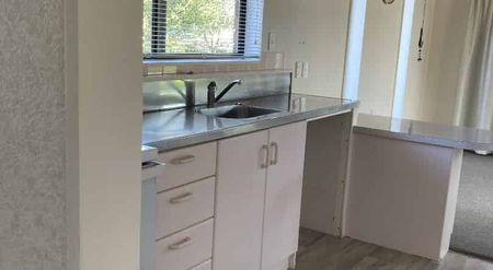 Comfortable family home - Walk to town - Photo 4