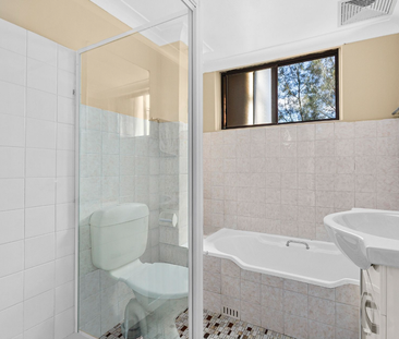 Light-Filled 2 Bedroom Apartment in Great Location - Photo 4