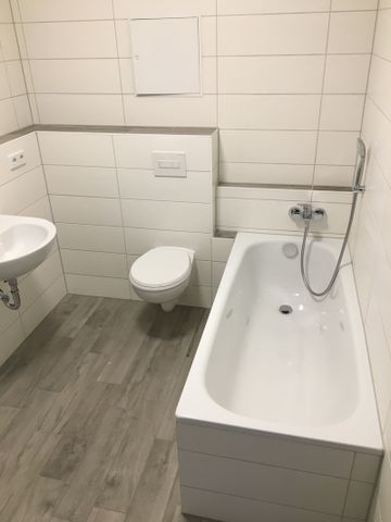 Sanierte 3-Raum-Wohnung mit Badewanne, Dusche und Balkon sucht neue Mieter! - Photo 3