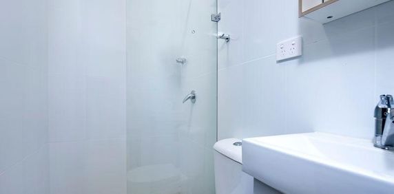 Studio apartment close to lifestyle amenities - Photo 2
