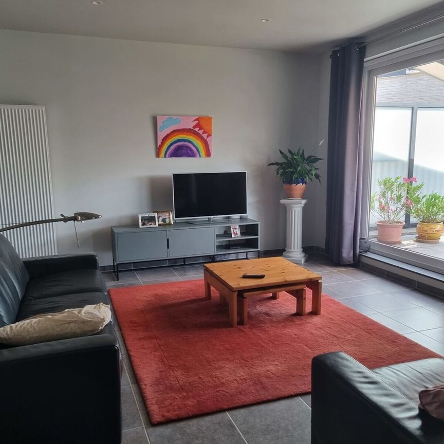 Ruim app met 2 slaapkamers, terras en 2 autostaanplaatsen - Photo 1