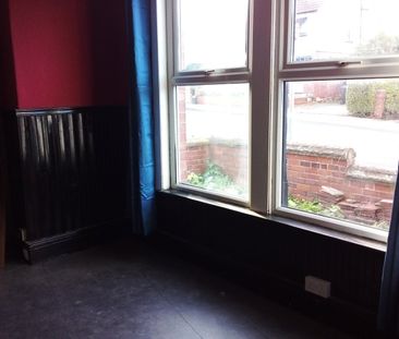 Studio Flat, Roman Terrace, LS8 - Photo 1