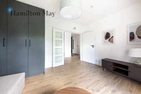 Trzypokojowe mieszanie z oddzielna kuchnia, garderoba i balkonem z widokiem na park - Фото 3