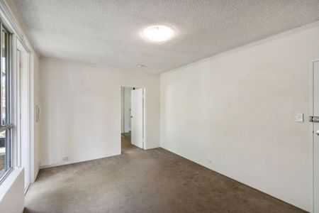 Beautiful Leafy Unit in Quiet Location - Photo 3