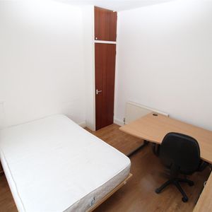House - Terraced For Rent Laura Street, Pontypridd - Photo 2
