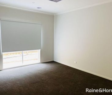 Spacious Family Home Close to Train Station - Photo 6