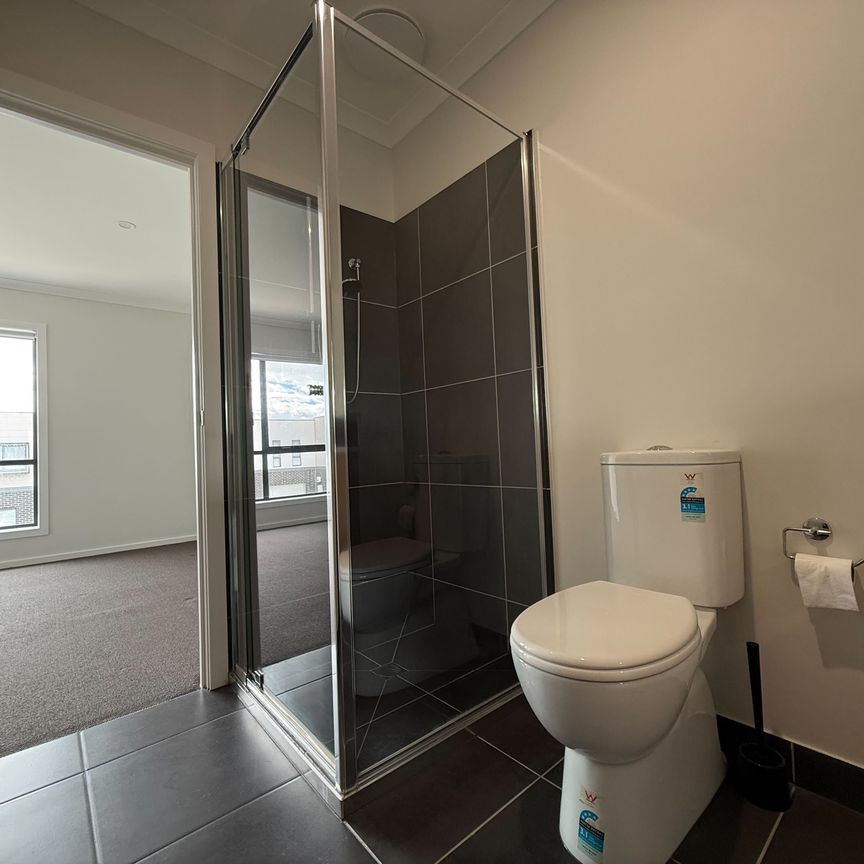 Modern 3-Bedroom Home with 2 Bathrooms and Single Garage - Photo 1