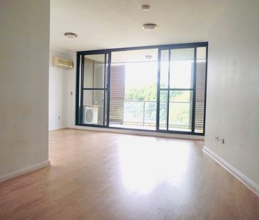 TOP LOCATION / LARGE 2 BEDROOMS APARTMENT! - Photo 1