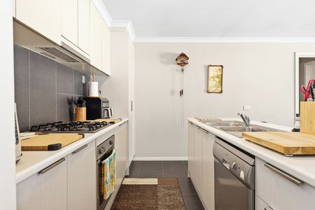 MODERN TOWNHOUSE LIVING IN PRIVATE COMPLEX - Photo 4