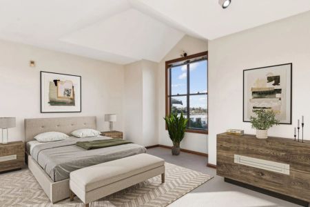 Spacious Five-Bedroom Family Home with Water Views – Prime Blakehurst Location - Photo 4