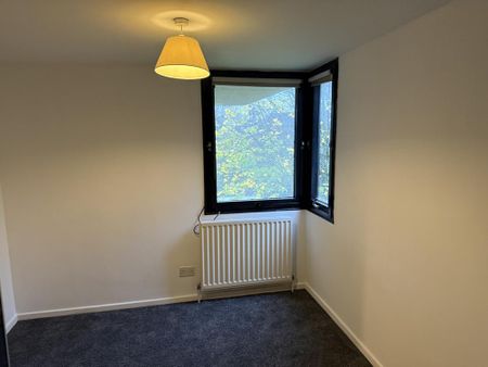 3 bedroom flat to rent - Photo 3