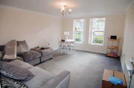 1 Bed Flat - Photo 2