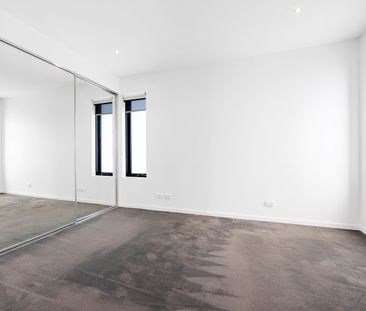 Stylish penthouse living in prime location - Photo 3