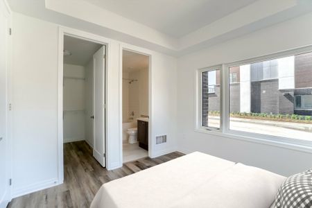 For Lease - 70 Kaitting Trail, Oakville, Ontario - Photo 4