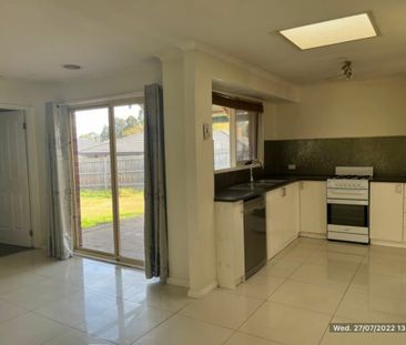 1 Saxonwood Drive, Narre Warren VIC - Photo 3