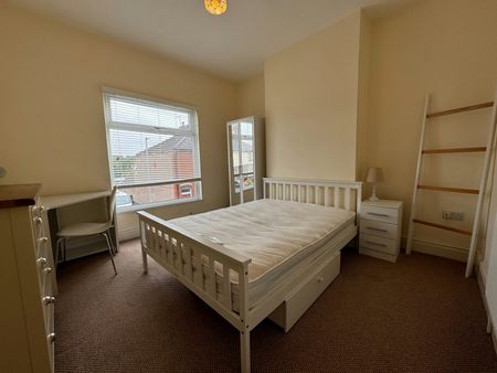 Terraced House to rent on - Photo 5