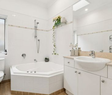 Beautiful 4 Bedroom Family Home - Photo 5