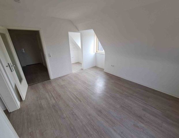 Dachgeschoss-Wohnung in Grevenbroich-Wevelinghoven - Foto 1