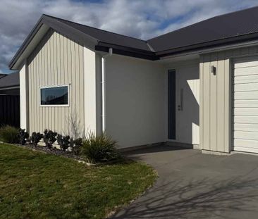 Beautiful Family Home with Stunning Finishes - Photo 5