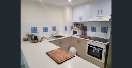 Surfers Paradise Large 1 Bedroom + study furnished unit - Photo 4