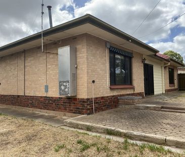 3 Bedroom Beauty in convenient spot! - Photo 5