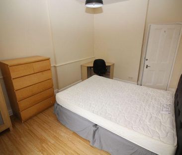 3 bedroom flat to rent - Photo 2