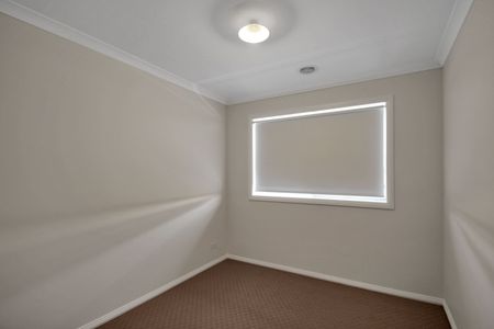 Modern Family Home in Prime Cranbourne East Location - Photo 4