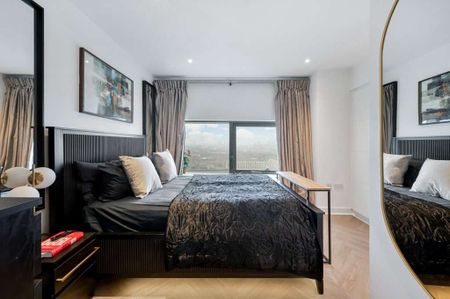 Beautifully presented 2 double bedroom, 2 bathroom apartment to rent on the 21st floor. - Photo 3