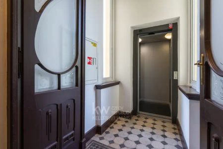 Pronájem elegantního bytu 2+kk s balkonem a krásným výhledem ve Vršovicích - Photo 3