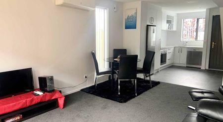 Stylish fully furnished townhouse with a private courtyard very handy to the inner city! - Photo 2